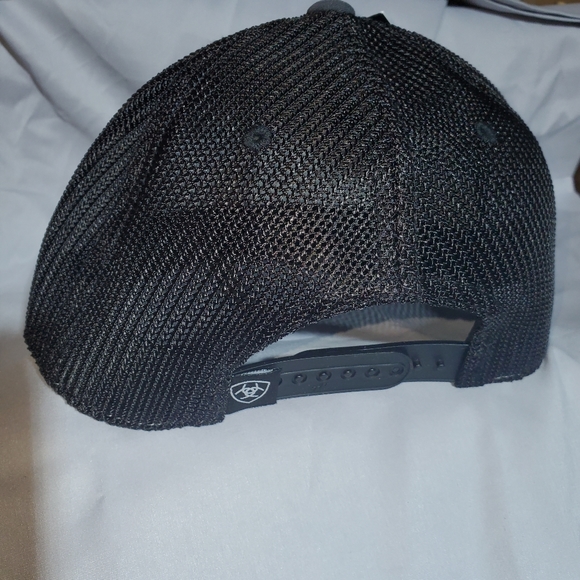 Ariat Hat. (New) charcoal face,  Black mesh back, with red patch. Snap back. - Picture 4 of 6